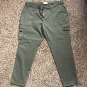 Khaki pants olive green color with cute pocket detail
